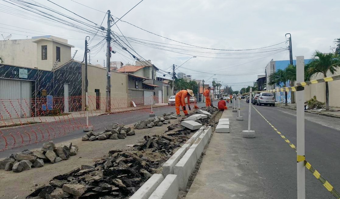 operários trabalhando no meio-fio da Av. Edilson Brasil Soares